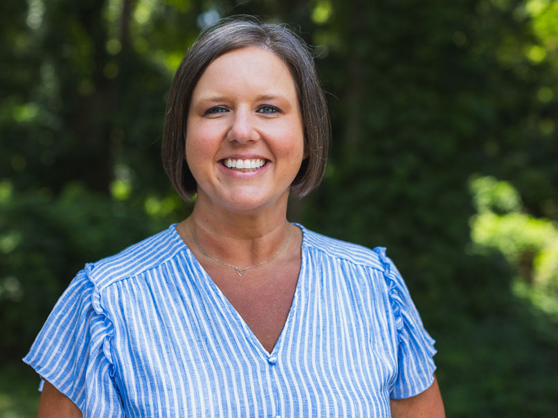 Lindsey Robison headshot in an outdoor setting